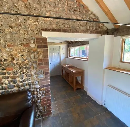 Oyster Barn Sleeps Six, North Norfolk