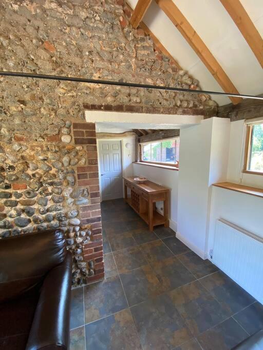 Oyster Barn Sleeps Six, North Norfolk Roughton (Norfolk)