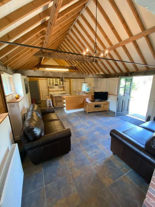 Oyster Barn Sleeps Six, North Norfolk * Roughton (Norfolk)