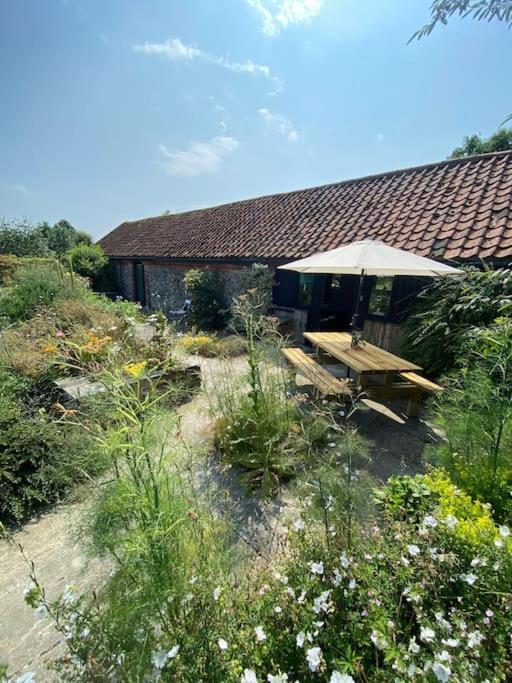 Oyster Barn Sleeps Six, North Norfolk * Roughton (Norfolk)