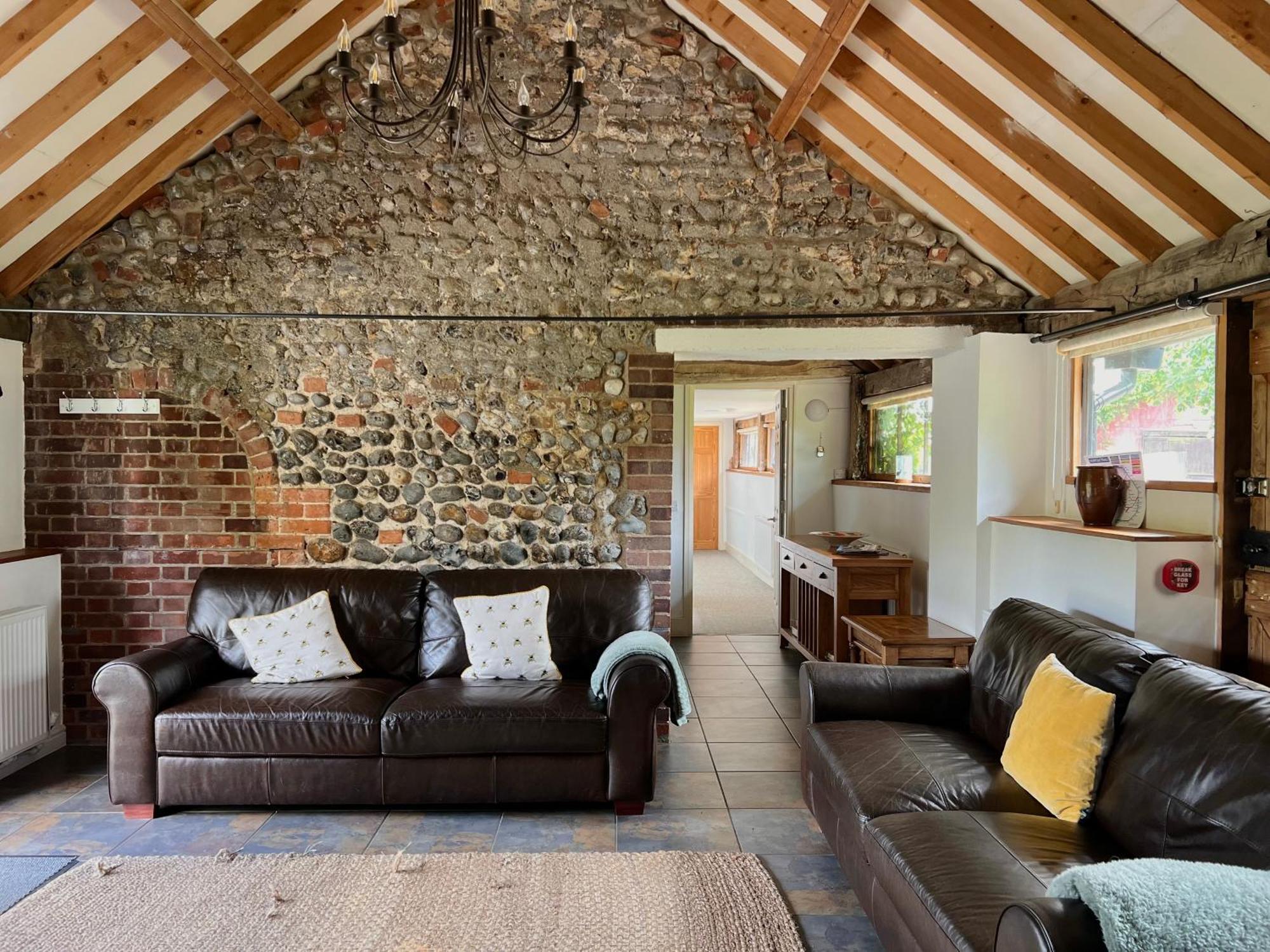 Oyster Barn Sleeps Six, North Norfolk Roughton (Norfolk)