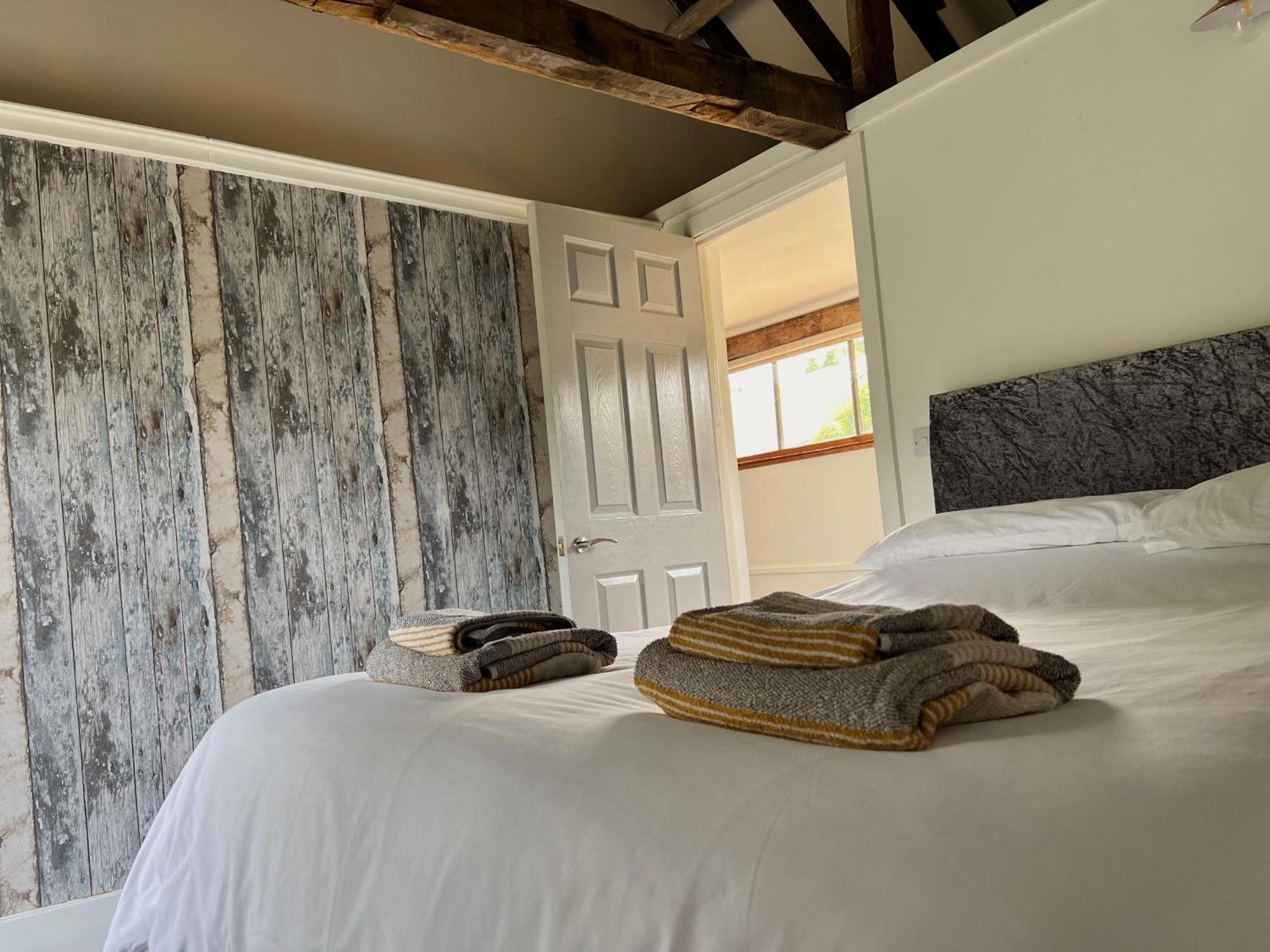 Oyster Barn Sleeps Six, North Norfolk Roughton (Norfolk)